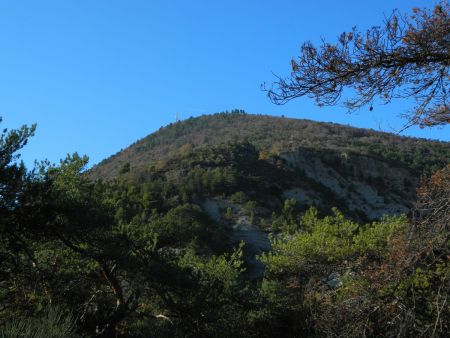 Ici, on voit bien à gauche, le petit pomontoire 690m avec son antenne.