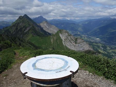 Le sommet de Belle Etoile, et la Dent de Cons au loin.