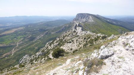 La crête de la Sainte Victoire vers l’ouest : le Bau de Vespres et tout au fond, la Croix de Provence