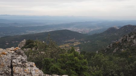 Vue au loin vers Brignoles, avec le roc de Candelon à droite.