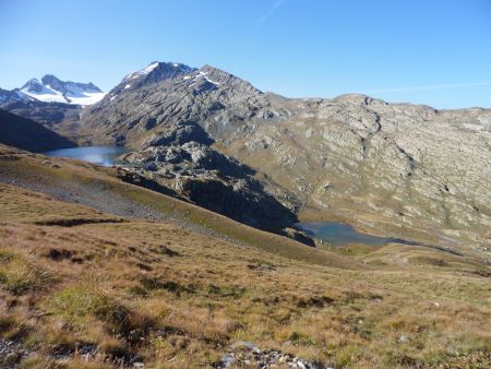 En face : l’aiguille de Laisse