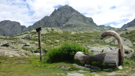 La fontaine du refuge Granero, avec le monte Manzol