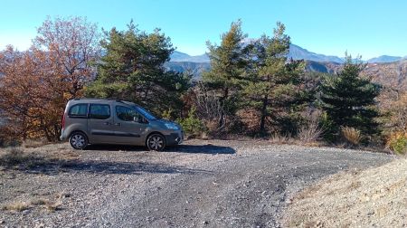 Stationnement dans un virage sur la piste.