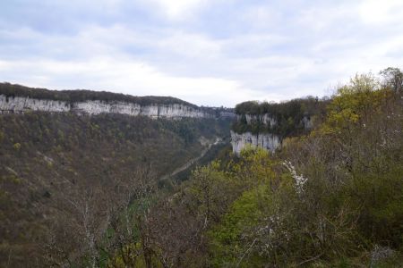 Vue sur le Cirque de Baume-les-Messieurs.