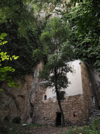 Le site des Orris, avec la maison adossée à la falaise.