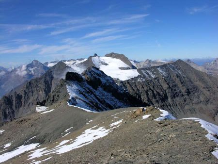 Le parcours avec vue arrière sur le Grand Roc Noir et le Glacier suspendu du Vallonnet