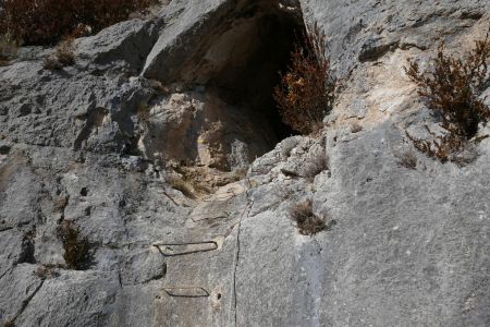 l’entrée dans l’antre de la montagne ...