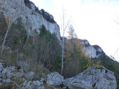 Sous les rochers de Pertuis