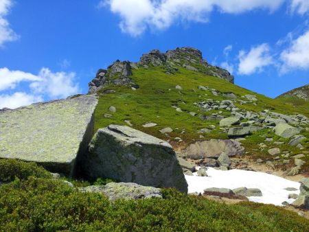 Le sommet rocheux du Peyre Arse vue depuis la sente le contournant