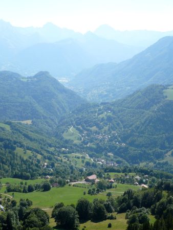 Vue sur la vallée de Serraval depuis la montée.