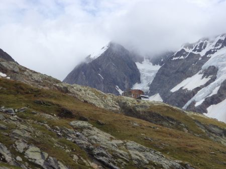 Le refuge des Conscrits enfin visible. Son ambiance est vraiment haute-montagne !