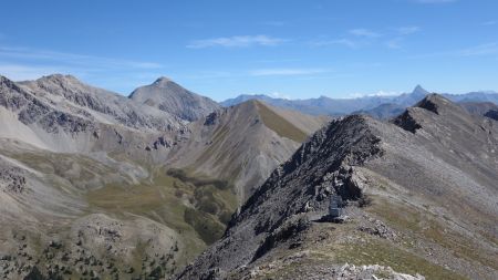 Le col des Trois Frères Mineurs, le Pic bien vert du Lauzin puis les crêtes de Pécé. Dans le fond le Mont Chaberton et à l’horizon à gauche le grand Glaiza et le Pic de Terre Noire puis le Petit Rochebrune et le Grand Rochebrune