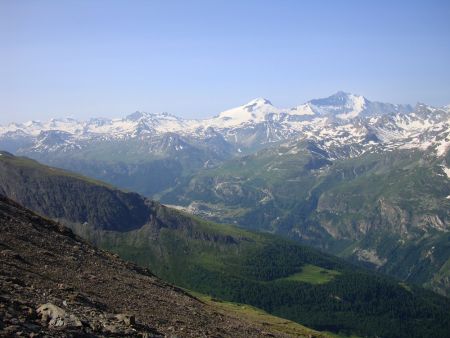 Sur les éboulis du versant sud-ouest avec vue vers la Grande Motte (3653m) et la Grande Casse (3855m).