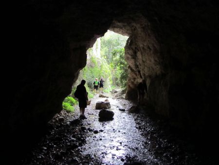 Dans la grotte.