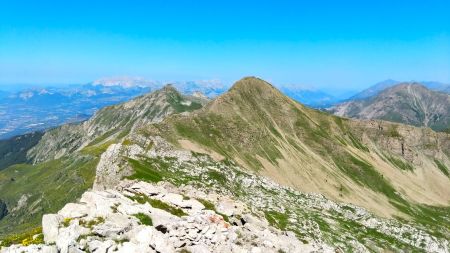 Dans le rétro : les superbes crêtes est et nord des Parias. Le Piolit et la Petite Autane au second plan. Le Dévoluy au dernier plan