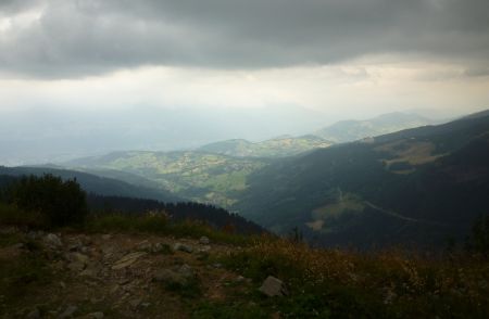 Vue sur la vallée, temps à l’orage.