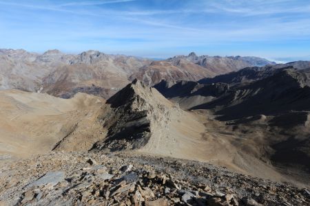 Descente au petit col avec la crête des Lacs Froids.