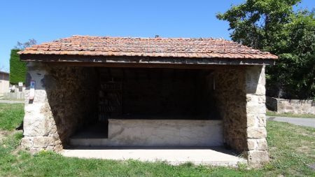 L’ancien lavoir qui contient une boîte à livres.