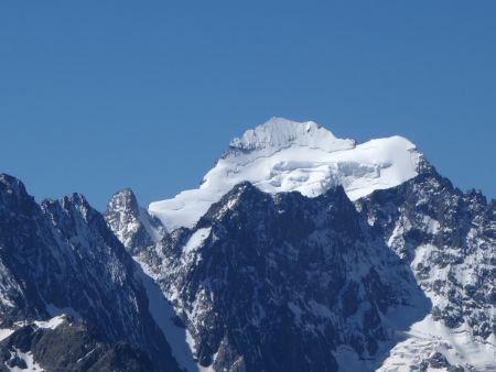 Ici au zoom sa majesté la Barre des Ecrins