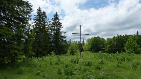 La modeste croix sommitale du Pré d’Haut