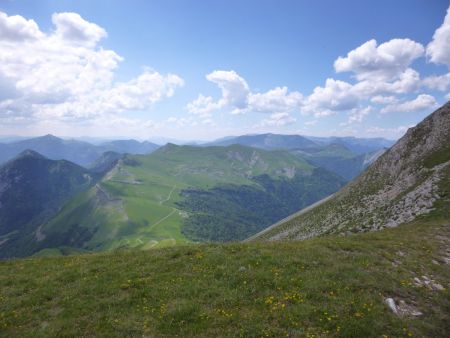 Vue sur les alpages de la pointe Feuillette.