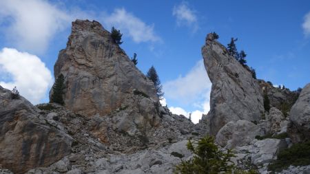 Passer entre ces deux gendarmes