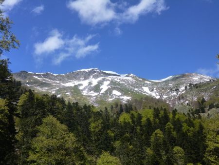 Le sommet de Pique Poque au centre et le Pic de Cagire à droite