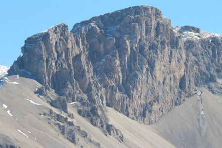 Le sommet de la tête d’Aurouze à gauche