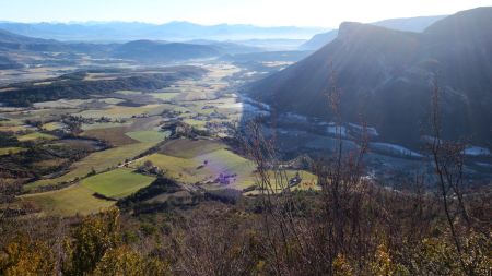 Vue en contrebas et à l’est sur le Serre du Devès