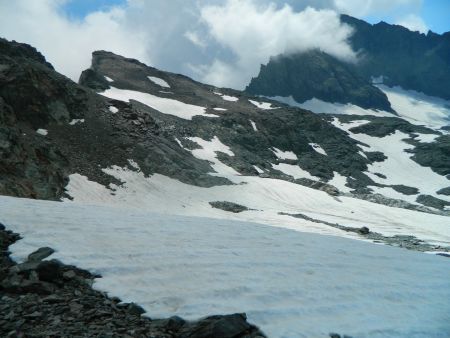 Le sentier balisé est sous la neige.