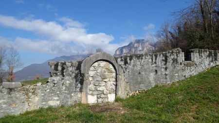 Ruine de l’ancien cellier des Hospices