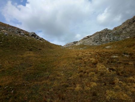 Montée douce dans les pentes herbeuses