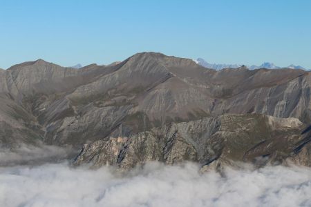 Tête de Gandin et Tête de Malacoste, dépassées par les Écrins (les Bans sur la gauche, Pelvoux et Meije sur la droite).