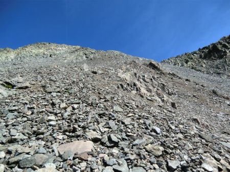 La large arête sommitale à remonter.