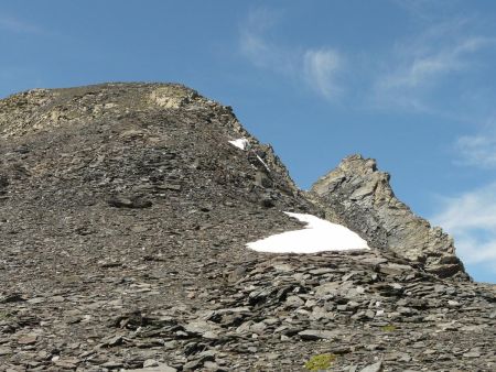 Dernières pentes. Le sommet est le dôme, à gauche.