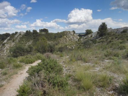 Entre le site d’escalade et les Rochers de la pène, la crête est plus large.