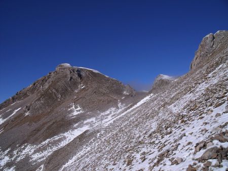 Le col, puis le Haut Bouffet à gauche, la Tête des Vachères qui émerge à droite, et la pointe 2139m de Serre Long dans le creux du col