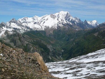 Le col au pied du cône terminal. Belle vue sur Mont-Blanc et vallée des Glaciers.