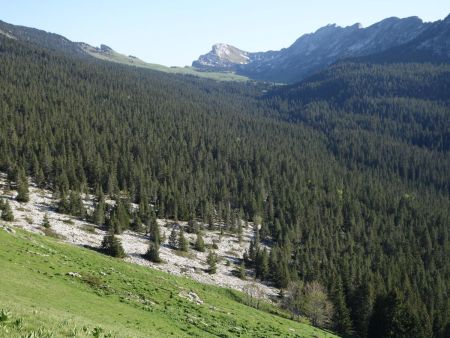 Au loin à l’autre bout du vallon de Marcieu, le col de Bellefont...