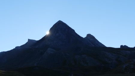 Le soleil sort derrière le Pain de Sucre.