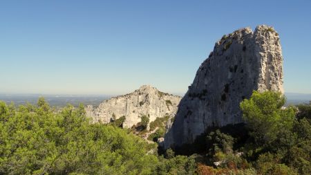 Le Rocher des deux Trous à droite.