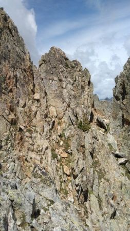 Le type de vires permettant de contourner les passages difficiles de l’arête (en versant Lac Nègre)