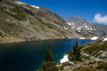 Lac (1976m) et refuge (1988m) d’Ilhéou