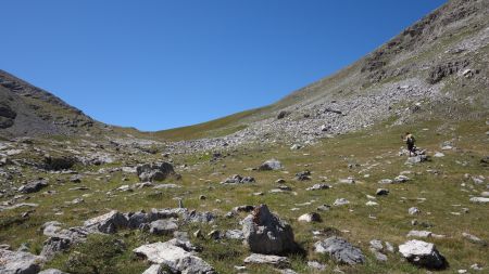 Au fond de la combe le col du Lasseron