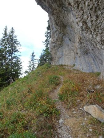 Sous la barre de rochers