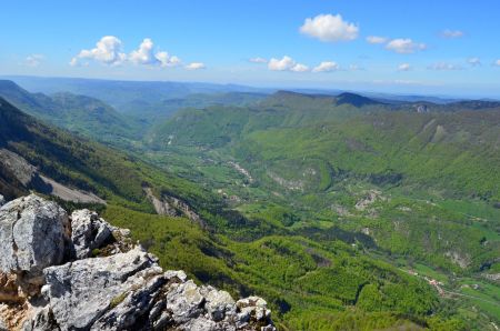 Vue sur la verdoyante Vall&eacute;e de la Valserine (2&egrave;me jour)