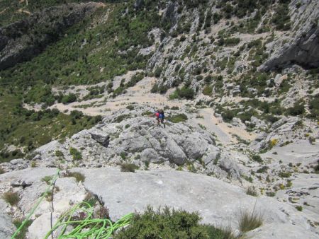 au-dessus du couloir