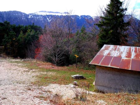 Bergerie vue de dessus avec le Sommet de la Montagnette en fond