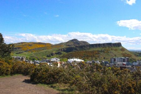 Vue vers Arthur’s Seat depuis la colline de Calton Hill