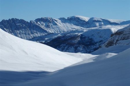 Un skieur perdu dans le désert blanc